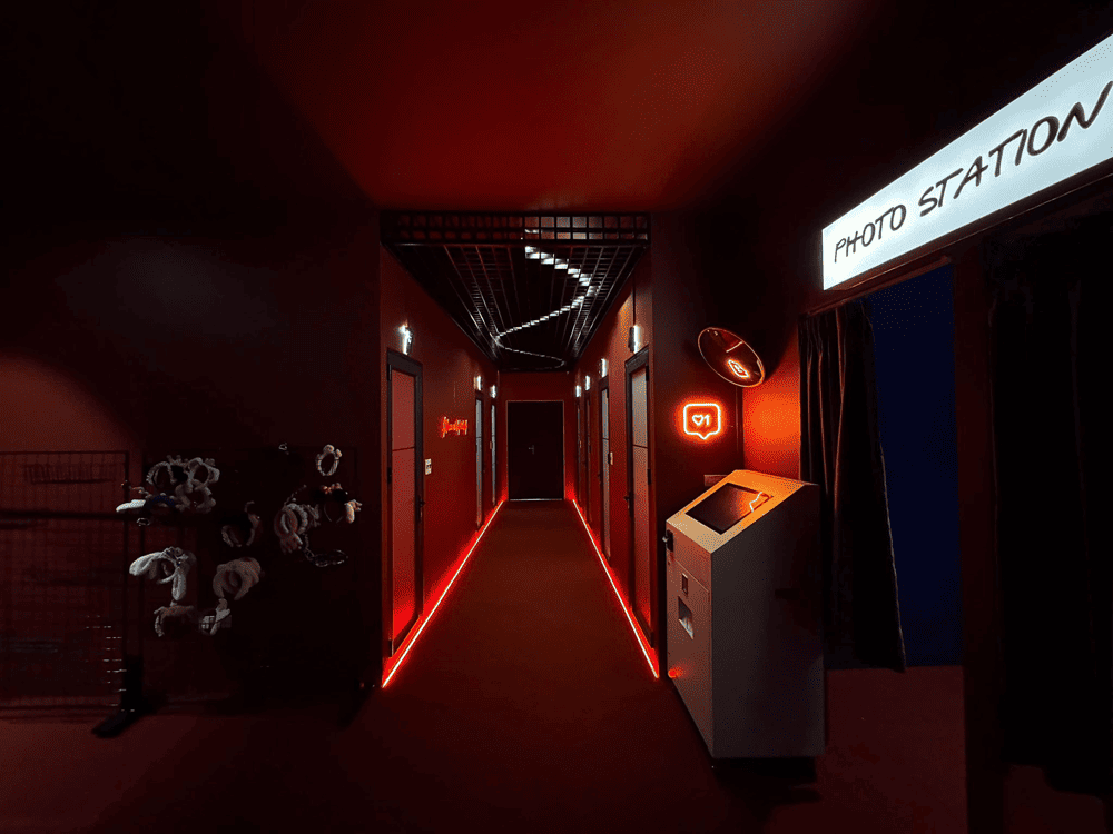 Decor tone đỏ đầy cuốn h&uacute;t c&ugrave;ng d&agrave;n &acirc;m thanh hiện đại tại Đậm So Music Box (Nguồn: Đậm So Music Box)